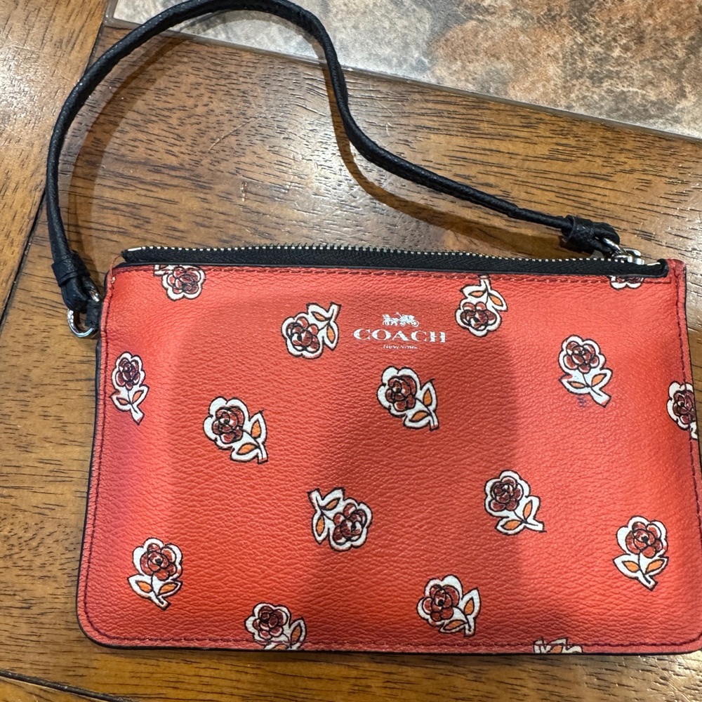 Coach wristlet used 1 time, like new